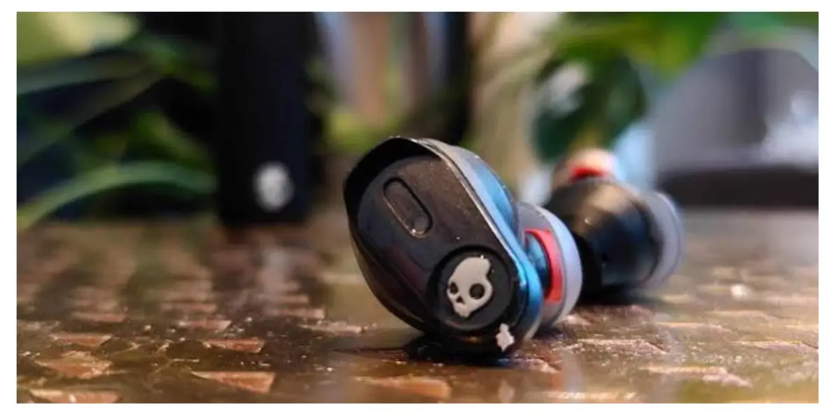 skullcandy-method-540-anc-earbud-detail-view.webp