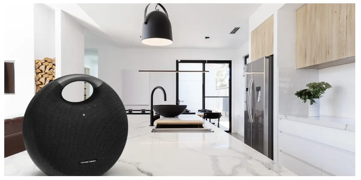 harman-kardon-onyx-studio-6-poolside-lifestyle..webp harman-kardon-onyx-studio-6-poolside-lifestyle..webp