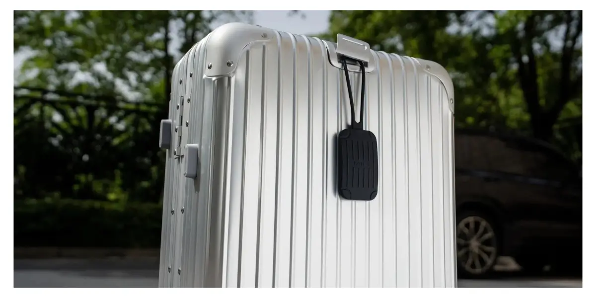 mili-luggage-tracker-airport-lifestyle..webp