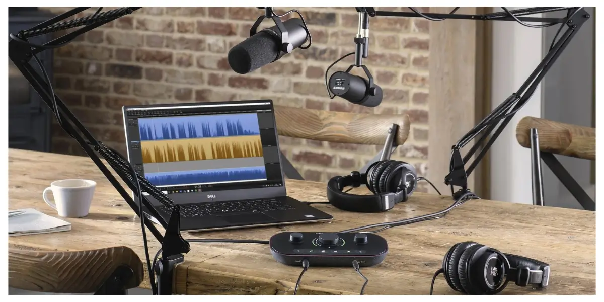 Focusrite Vocaster Two Studio 2-Person Podcasting Kit