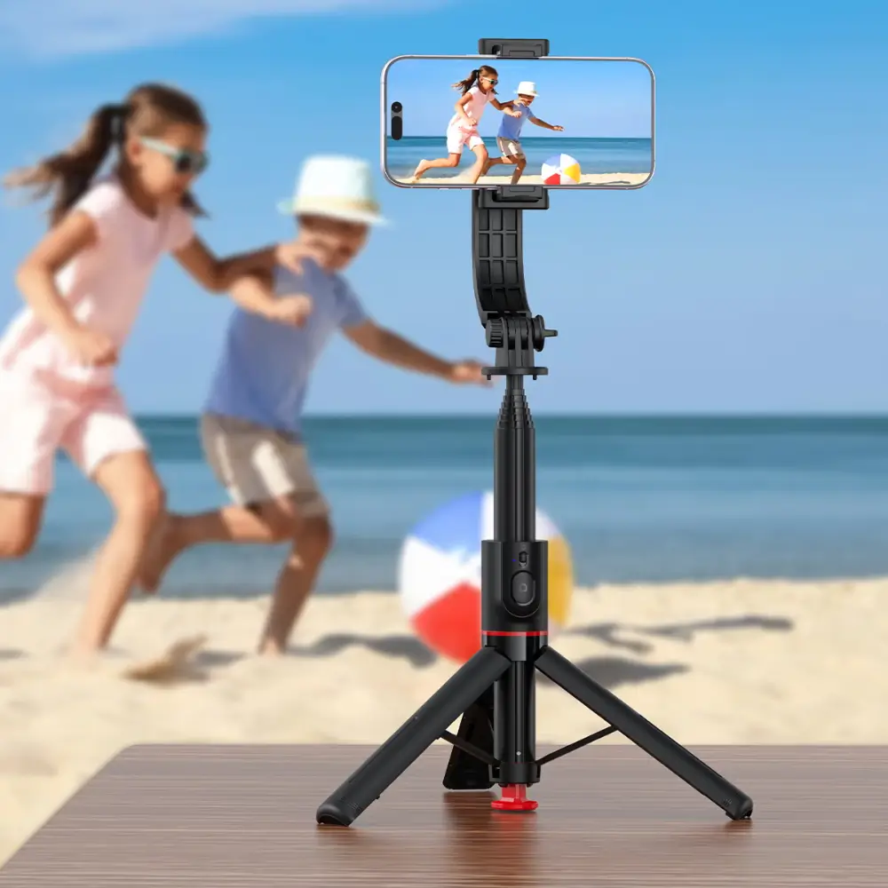 Person vlogging on the street with ACEFAST E42 selfie stick