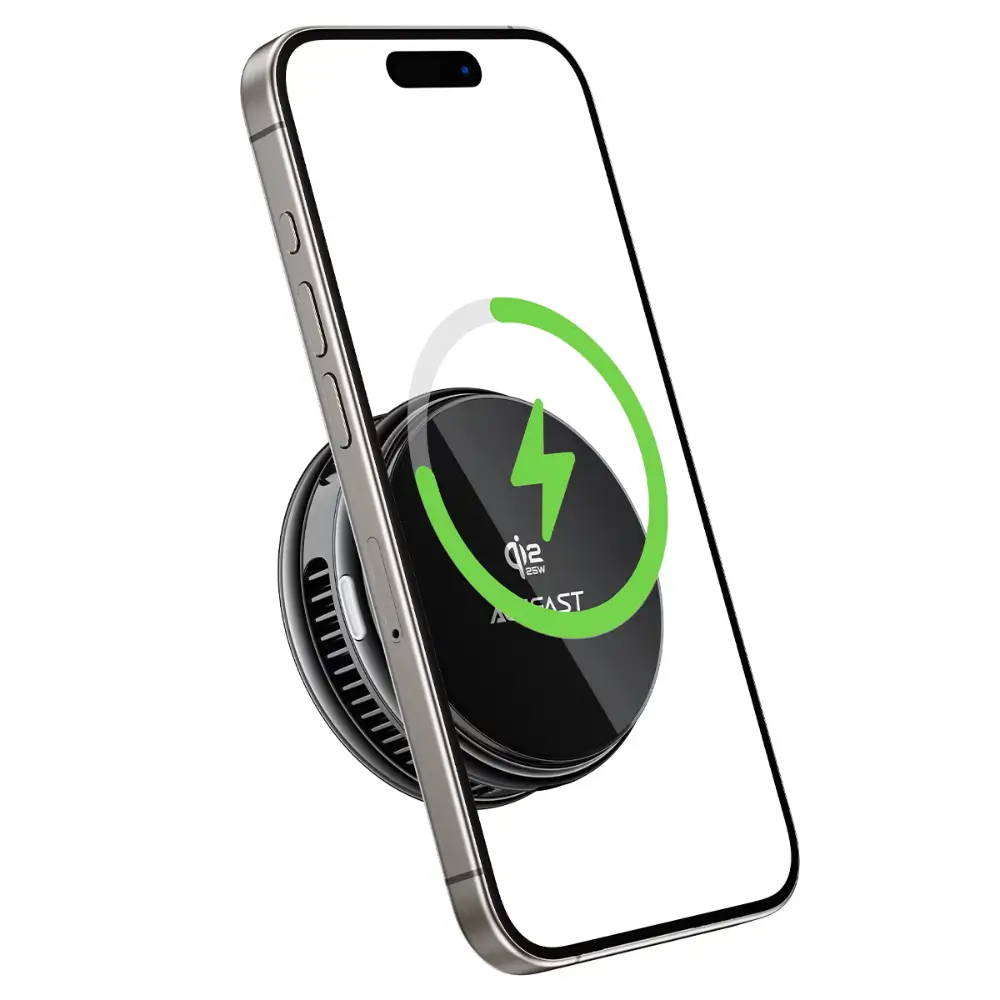 ACEFAST E47 wireless charger on an office desk charging a phone ACEFAST E47 wireless charger on an office desk charging a phone